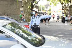 开学第一天，上海出动3.2万安保力量“护校安园”图片