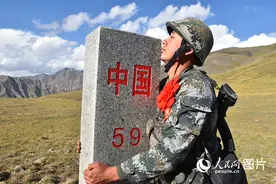 退伍老兵泪别军营图片