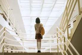 “不穿过分暴露的衣衫裙子”，一高校发布“女生安全攻略”引热议图片