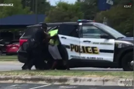 美国黑人男子慢跑时被警察盘问还遭遇电击，事后警察却发现抓错了人……图片