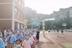 蔡甸区6万余名学生迎来开学季，大哥哥大姐姐携手新生走过“勤学门”图片