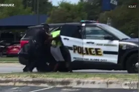 美黑人男子慢跑时被警察盘问还遭电击，事后警察却发现抓错了人图片