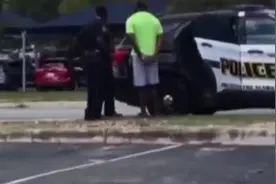 美国黑人男子慢跑时被警察盘问还遭遇电击，事后警察却发现抓错了人……图片