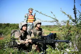 我轻高机步兵旅列装新型超轻型榴弹机枪图片