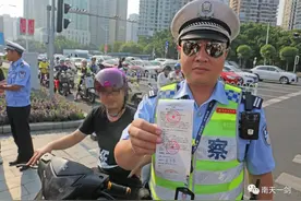 开罚首日，一小时内近500个电动车驾驶员因不戴头盔被罚！图片