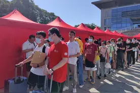 北京大学本科新生报到：最小新生15岁，还有4对双胞胎图片