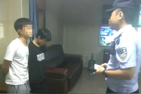 熊孩子打赌爬车站房顶看火车，怀铁民警及时劝下避免险情图片