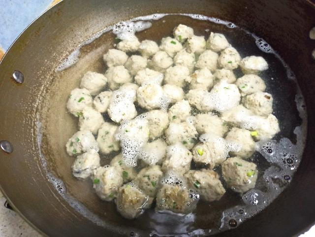 广东鲮鱼丸子的正宗做法 2026年汆鱼丸子的做法视频