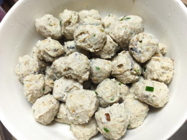 广东鲮鱼丸子的正宗做法 2026年汆鱼丸子的做法视频 广东鲮鱼丸子的正宗做法 2026年汆鱼丸子的做法视频