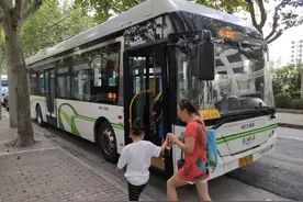 开学第一天，上海6路“学生专车”见闻：“升预备班，我能自己乘车上学了！”图片