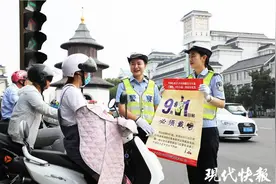 扬州半天查了4700余起“不戴头盔”，有人戴个竹斗笠就出门图片
