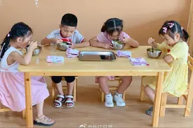 幼儿园开学第一天，园长陪孩子们吃开心午餐图片