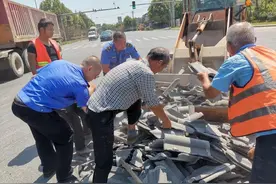 货车洒落大量水泥瓦片，益阳城管紧急处置图片