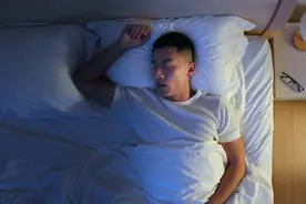 起床身体硬硬的！专家曝睡醒后中风高风险群　每10人就有1人中标图片