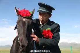 再见了，老伙计退伍老兵最后一次拥抱战马图片
