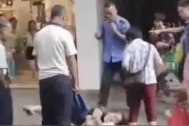 城管与抱孩子女子冲突致其倒地，目击者：因孩子在路边小便起争执图片