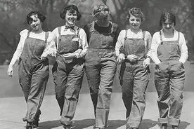 摩登日记｜背带裤，流行在工厂车间里的时尚图片