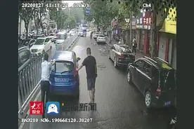 青岛一外卖小哥被私家车刮倒 路过的公交车却停了下来图片