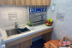 提升老年人居家养老品质 上海试点改造“适老化居家环境”图片