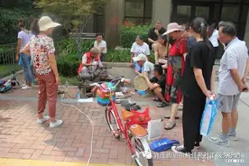 义诊义剪修鞋……济宁许庄街道党员志愿服务直通车走进城投鹿港图片