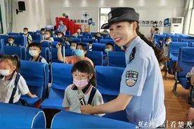 警花警草进校园讲授安全知识，一齐跳手势舞朗诵《少年中国说》图片