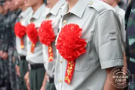 武警吉林省总队机动支队送别退伍老兵图片