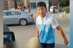13岁少年军训后拎回一麻袋废品称回家卖钱换班费，网友：懂事的孩子图片