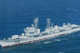 人民海军第一代导弹驱逐舰110“大连号”退役永泊威海图片
