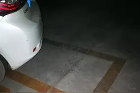 济南一业主私自扩改停车位线，其他业主投诉：堵路进不去车图片