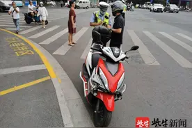 这位摩托车骑手摊上事了，四项违法个个都不简单图片