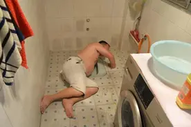 太囧！洗鱼时鱼溜进便池，下手捞……手卡了，鱼跑了图片