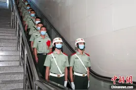 又是一年退伍季 武警官兵一曲《再见》送别老兵图片