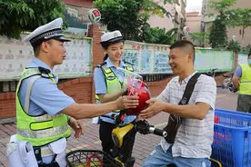 家长送学生上学未戴头盔 接受教育竟然还有头盔收图片