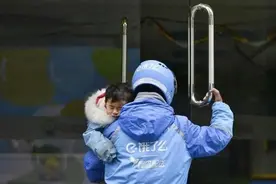 抱着4岁女儿送外卖，却“不敢说苦”！浙江爸爸一张照片刷屏：这是最难忘的暑假图片