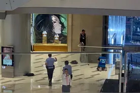 男子欲跳楼，22岁外卖小哥下跪救人：当时感觉没别的办法了，就是本能图片