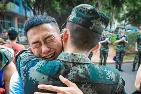 铮铮铁汉泪满襟 退伍老兵泪别“迷彩青春”图片