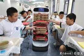 打造智慧校园，武汉经开外校食堂用上送餐机器人图片