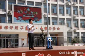 在滨州，一个名叫“旺仔”的机器人主持了一场开学典礼图片