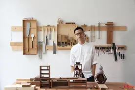 把机械人偶当作职业的手工匠人：用木头机关让玩偶动起来图片