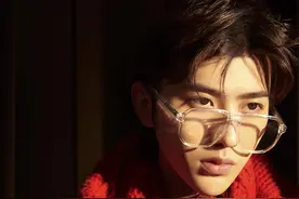 蔡徐坤登《时尚先生 Esquire》封面，展示多种风格图片