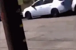 美国加州警方枪击骑车非裔男子引发抗议 警方称其袭警扔枪图片