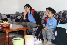 “天塌下来了”，她硬是扛着全家重担站了起来图片