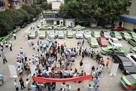 成都救人身亡的哥感动众人 师兄师姐、乘客爱心捐款图片