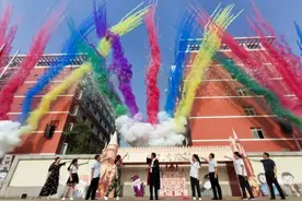 巫师袍、魔法棒、彩色礼花……这所学校用“魔法”“召唤”新学期图片