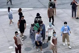 王俊凯刘昊然胡先煦被偶遇，拍戏间隙同游迪士尼图片