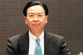 民进党当局新版“护照”封面“TAIWAN”字样被放大，国民党讽：“台独”独不了，就搞小动作图片
