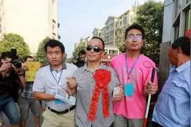 盲人高考第一人李金生儿子患眼疾却无学可上？教育局：已对接特殊教育学校图片