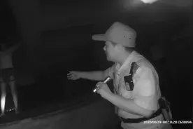 杭州男子深夜报警：有名女子一直在敲门！民警被眼前的景象吓出一身冷汗图片