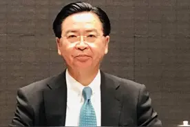 民进党当局新版“护照”封面“TAIWAN”字样被放大，国民党讽：“台独”独不了，就搞小动作图片