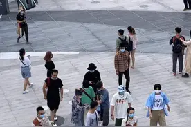 北电中戏校草同框！王俊凯刘昊然胡先煦同游迪士尼图片
